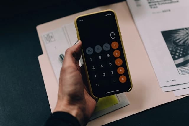 Calculator with Morocco budget breakdown